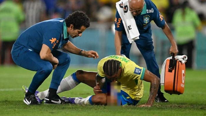 Brazils forward #07 Joao Pedro vomits during the 2026 FIFA World Cup South American qualifiers football match between Brazil and Chile, at the Maracana stadium in Rio de Janeiro, Brazil on September 4, 2025. (Photo by Mauro PIMENTEL / AFP)