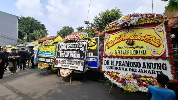 Karangan bunga di rumah duka Arif Budimanta
