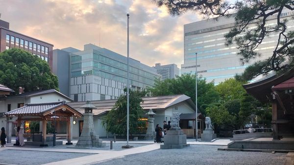 Keindahan Kuil Kego di Fukuoka: Tempat Suci yang Dikepung Modernitas