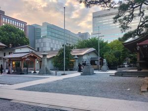 Keindahan Kuil Kego di Fukuoka: Tempat Suci yang Dikepung Modernitas