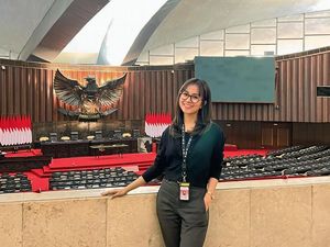 Potret Mayang Lucyana saat Magang di DPR RI Potret Mayang Lucyana saat Magang di DPR RI