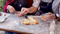Keseruan Menikmati Pizza Date Bareng Pasangan