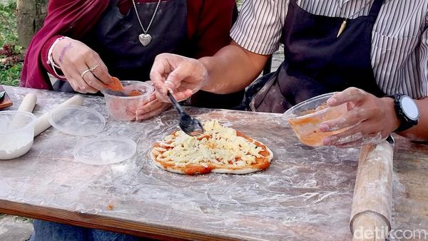 Keseruan Menikmati Pizza Date Bareng Pasangan