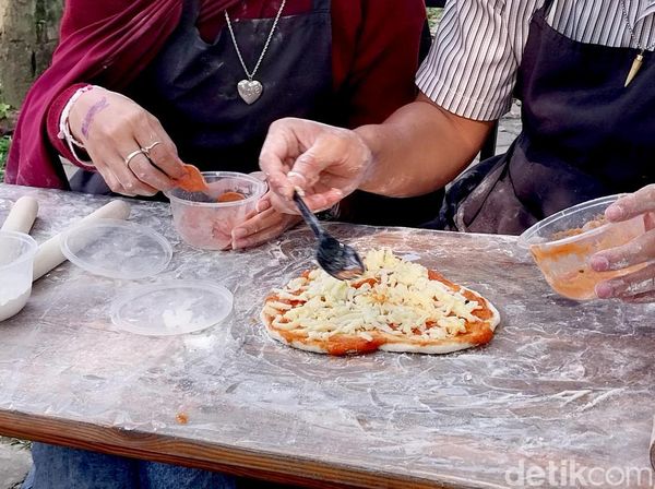 Keseruan Menikmati Pizza Date Bareng Pasangan