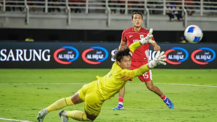 Pesepak bola Timnas Indonesia Miliano Jonathans (kanan) menendang bola diadang pesepak bola Timnas Taiwan Huang Tzu Ming (kiri) dalam FIFA Matchday di Stadion Gelora Bung Tomo, Surabaya, Jawa Timur, Jumat (5/9/2025). Timnas Indonesia berhasil mengalahkan Taiwan dengan skor 6-0. ANTARA FOTO/Rizal Hanafi/nz