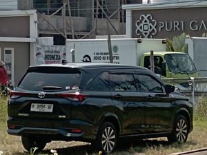 Jejak Terakhir Sopir Bank Gondol Rp 10 M, Buang Mobil di Lahan Kosong Colomadu Jejak Terakhir Sopir Bank Gondol Rp 10 M, Buang Mobil di Lahan Kosong Colomadu
