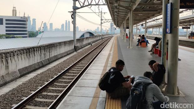 Pengguna rutin KRL punya trik tersendiri untuk membuat perjalanan mereka lebih mudah dan cepat. (Kurniawan F/detikcom)