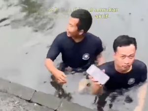 Cerita Damkar Depok Kuras Kolam Ikan Saat Evakuasi Iphone Warga Cerita Damkar Depok Kuras Kolam Ikan Saat Evakuasi Iphone Warga
