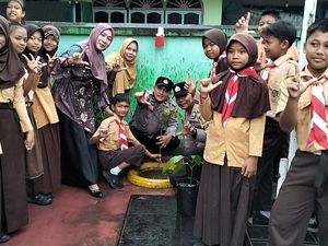Ajari Gen Z Cinta Lingkungan, Polres Dumai Ajak Siswa SD Tanam Pohon Ajari Gen Z Cinta Lingkungan, Polres Dumai Ajak Siswa SD Tanam Pohon