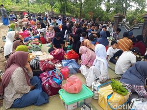 Potret Warga Boyolali Makan Bersama di Kuburan Saat Sadranan Mulud Potret Warga Boyolali Makan Bersama di Kuburan Saat Sadranan Mulud