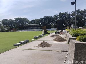 Wisatawan Kecewa Gagal Bawa Si Kecil Bermain di Alun-alun Bandung Wisatawan Kecewa Gagal Bawa Si Kecil Bermain di Alun-alun Bandung