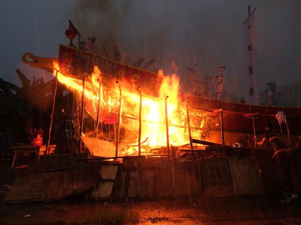 Ritual Bakar Wangkang Warnai Penutupan Cung Yuan di Kubu Raya