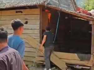Rumah Ortu Pemuda yang Gorok Bocah Perempuan hingga Tewas di Sultra Dibakar Rumah Ortu Pemuda yang Gorok Bocah Perempuan hingga Tewas di Sultra Dibakar
