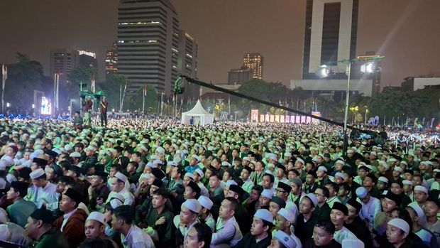 Suasana Jakarta Bershalawat memperingati Maulid Nabi di Monas