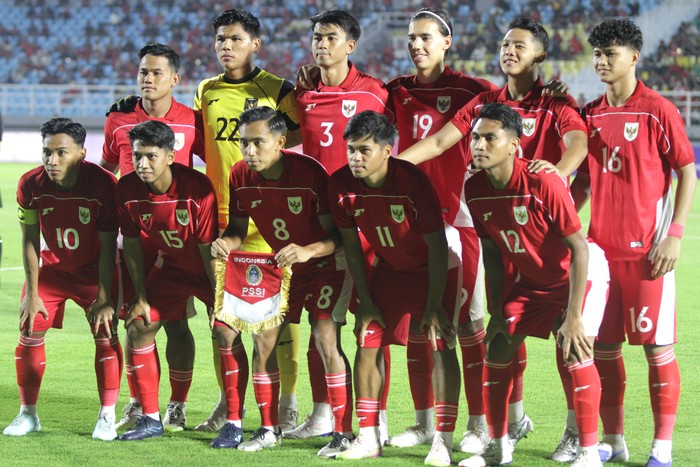 Pesepak bola Timnas Indonesia U-23 berfoto bersama sebelum bertanding melawan Timnas Makau U-23 dalam kualifikasi Grup J Piala Asia U-23 2026 di Stadion Gelora Delta Sidoarjo, Jawa Timur, Sabtu (6/9/2025). ANTARA FOTO/Umarul Faruq/rwa.