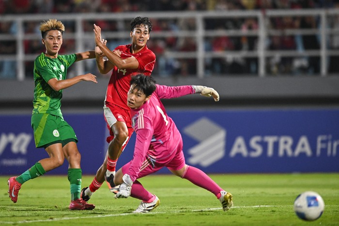 Timnas Indonesia U-23 lawan Makau Pesepak bola Timnas Indonesia U-23 Rafael Struick (tengah) mengecoh dua pesepak bola Timnas Makau U-23 Lam Chak Fong (kanan) dan Si Hou In (kiri) dalam kualifikasi Grup J Piala Asia U-23 2026 di Stadion Gelora Delta Sidoarjo, Jawa Timur, Sabtu (6/9/2025). ANTARA FOTO/Sigid Kurniawan/app/rwa.