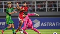 Pesepak bola Timnas Indonesia U-23 Rafael Struick (tengah) mengecoh dua pesepak bola Timnas Makau U-23 Lam Chak Fong (kanan) dan Si Hou In (kiri) dalam kualifikasi Grup J Piala Asia U-23 2026 di Stadion Gelora Delta Sidoarjo, Jawa Timur, Sabtu (6/9/2025). Rafael Struick ikut menjebol gawang lawan, membawa timnas U-23 memimpin 5-0. Foto: ANTARA FOTO/SIGID KURNIAWAN