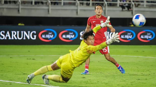 Pesepak bola Timnas Indonesia Miliano Jonathans (kanan) menendang bola melewati penjaga gawang Timnas Taiwan Huang Chiu Lin (kiri) dalam FIFA Matchday di Stadion Gelora Bung Tomo, Surabaya, Jawa Timur, Jumat (5/9/2025). Timnas Indonesia berhasil mengalahkan Timnas Taiwan dengan skor 6-0. ANTARA FOTO/Rizal Hanafi/nz