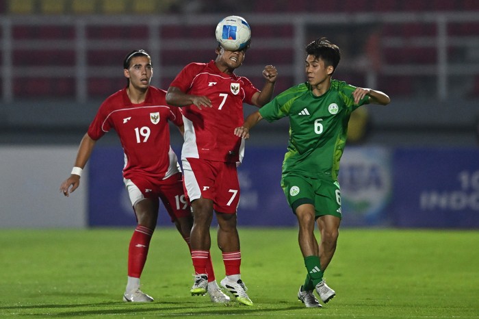 Timnas U23 Indonesia lawan Makau Pesepak bola Timnas U-23 Indonesia Tony Firmansyah (tengah) berebut bola dengan pesepak bola Timnas U-23 Makau Wong Kit Wai (kanan) dalam kualifikasi Grup J Piala Asia U-23 2026 di Stadion Gelora Delta Sidoarjo, Jawa Timur, Sabtu (6/9/2025). ANTARA FOTO/Sigid Kurniawan/app/rwa.