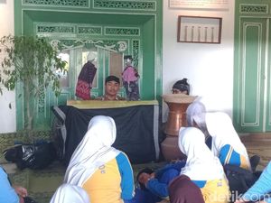 Serunya Edukasi Daur Ulang Sampah Lewat Pentas Wayang Botol Serunya Edukasi Daur Ulang Sampah Lewat Pentas Wayang Botol