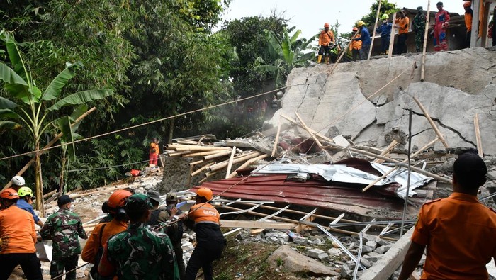 Ambruk Saat Maulid, Majelis Taklim Bogor Tewaskan 3 Warga dan Lukai Puluhan Warga bersama anggota keluarga menurunkan jenazah korban dari mobil ambulans setelah Majelis Taklim Asobiyah ambruk di Kampung Sukamakmur RT 05/04, Kecamatan Ciomas, Kabupaten Bogor, Jawa Barat, Minggu (7/9/2025). Majelis taklim berlantai dua yang baru satu bulan selesai dibangun itu sekitar pukul 08:30 WIB ambruk saat umat menggelar peringatan Maulid Nabi Muhammad SAW sehingga mengakibatkan tiga warga meninggal dunia dan sedikitnya 56 warga mengalami luka-luka tertimpa bangunan. ANTARA FOTO/Arif Firmansyah