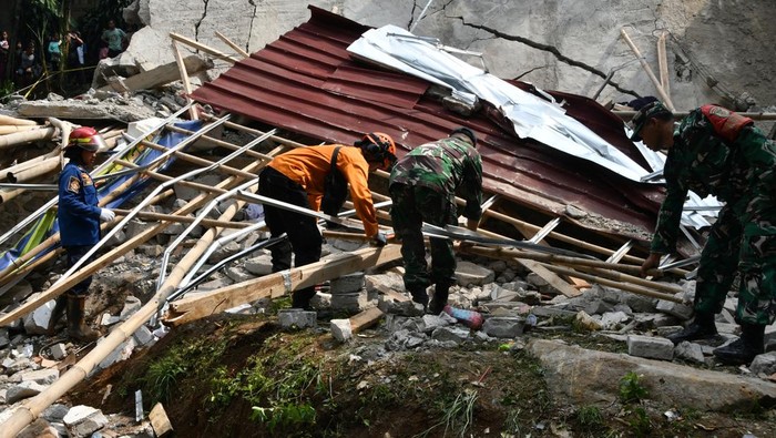 Ambruk Saat Maulid, Majelis Taklim Bogor Tewaskan 3 Warga dan Lukai Puluhan Warga bersama anggota keluarga menurunkan jenazah korban dari mobil ambulans setelah Majelis Taklim Asobiyah ambruk di Kampung Sukamakmur RT 05/04, Kecamatan Ciomas, Kabupaten Bogor, Jawa Barat, Minggu (7/9/2025). Majelis taklim berlantai dua yang baru satu bulan selesai dibangun itu sekitar pukul 08:30 WIB ambruk saat umat menggelar peringatan Maulid Nabi Muhammad SAW sehingga mengakibatkan tiga warga meninggal dunia dan sedikitnya 56 warga mengalami luka-luka tertimpa bangunan. ANTARA FOTO/Arif Firmansyah