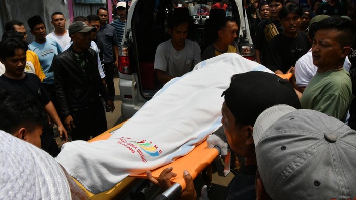 Ambruk Saat Maulid, Majelis Taklim Bogor Tewaskan 3 Warga dan Lukai Puluhan Warga bersama anggota keluarga menurunkan jenazah korban dari mobil ambulans setelah Majelis Taklim Asobiyah ambruk di Kampung Sukamakmur RT 05/04, Kecamatan Ciomas, Kabupaten Bogor, Jawa Barat, Minggu (7/9/2025). Majelis taklim berlantai dua yang baru satu bulan selesai dibangun itu sekitar pukul 08:30 WIB ambruk saat umat menggelar peringatan Maulid Nabi Muhammad SAW sehingga mengakibatkan tiga warga meninggal dunia dan sedikitnya 56 warga mengalami luka-luka tertimpa bangunan. ANTARA FOTO/Arif Firmansyah