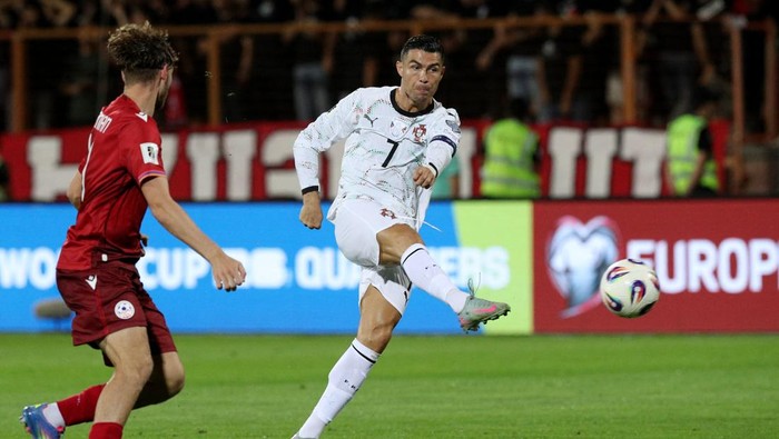 Soccer Football - World Cup - UEFA Qualifiers - Group F - Armenia v Portugal - Vazgen Sargsyan Republican Stadium, Yerevan, Armenia - September 6, 2025 Portugal's Cristiano Ronaldo scores their fourth goal Photolure via REUTERS/Hayk Baghdasaryan