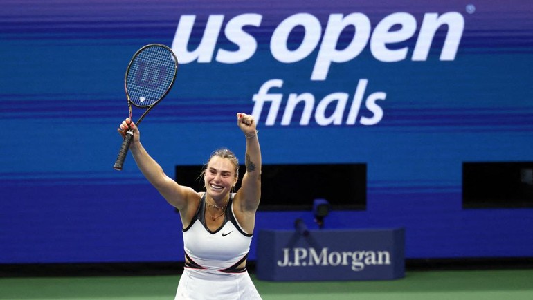 “Bertahan sebagai juara di turnamen sebesar ini adalah mimpi yang jadi kenyataan. Saya sangat bangga dengan kerja keras tim dan dukungan penggemar,” ujar Sabalenka usai pertandingan. REUTERS/Mike Segar