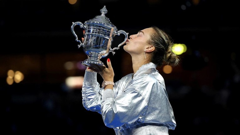 Kemenangan ini memastikan Sabalenka meraih gelar US Open untuk kali kedua secara beruntun sekaligus menjadi trofi grand slam keempat sepanjang kariernya, yang seluruhnya diraih di lapangan keras (hard court). REUTERS/Mike Segar