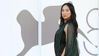Foto: Seksinya Greta Lee dengan Gaun New Dior di Venice Film Festival 2025
