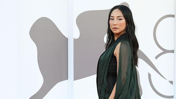 Foto: Seksinya Greta Lee dengan Gaun New Dior di Venice Film Festival 2025
