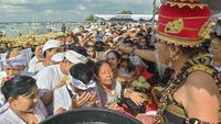 Hari Banyu Pinaruh, Umat Hindu Padati Pantai Mertasari untuk Melukat