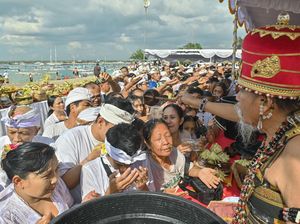 Hari Banyu Pinaruh, Umat Hindu Padati Pantai Mertasari untuk Melukat Hari Banyu Pinaruh, Umat Hindu Padati Pantai Mertasari untuk Melukat