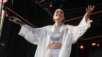 5 Gaya Jessie J Tampil Perdana Pascaoperasi Payudara, Cantik Serba Putih