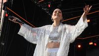 5 Gaya Jessie J Tampil Perdana Pascaoperasi Payudara, Cantik Serba Putih