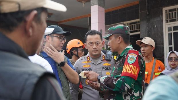 Kapolres Bogor AKBP Wikha Ardilestanto menerjunkan 70 personel untuk menangani bangunan majelis taklim ambruk di Kecamatan Ciomas, Kabupaten Bogor,  Minggu (7/9/2025).