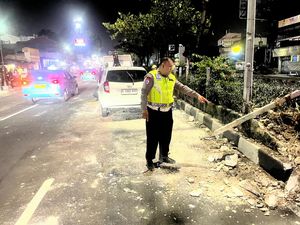 Sopir Ngantuk, Mobil Tabrak Separator di Margonda Depok