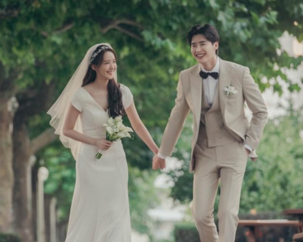 Dipasangkan sebagai suami istri, kisah asmara Lee Jong Suk dan Yoona di Big Mouth berakhir menyedihkan.