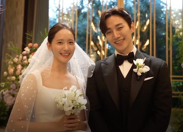 Perasaan cinta tumbuh perlahan di antara Lee Jun Ho dan Yoona dalam drama office romance, King the Land.