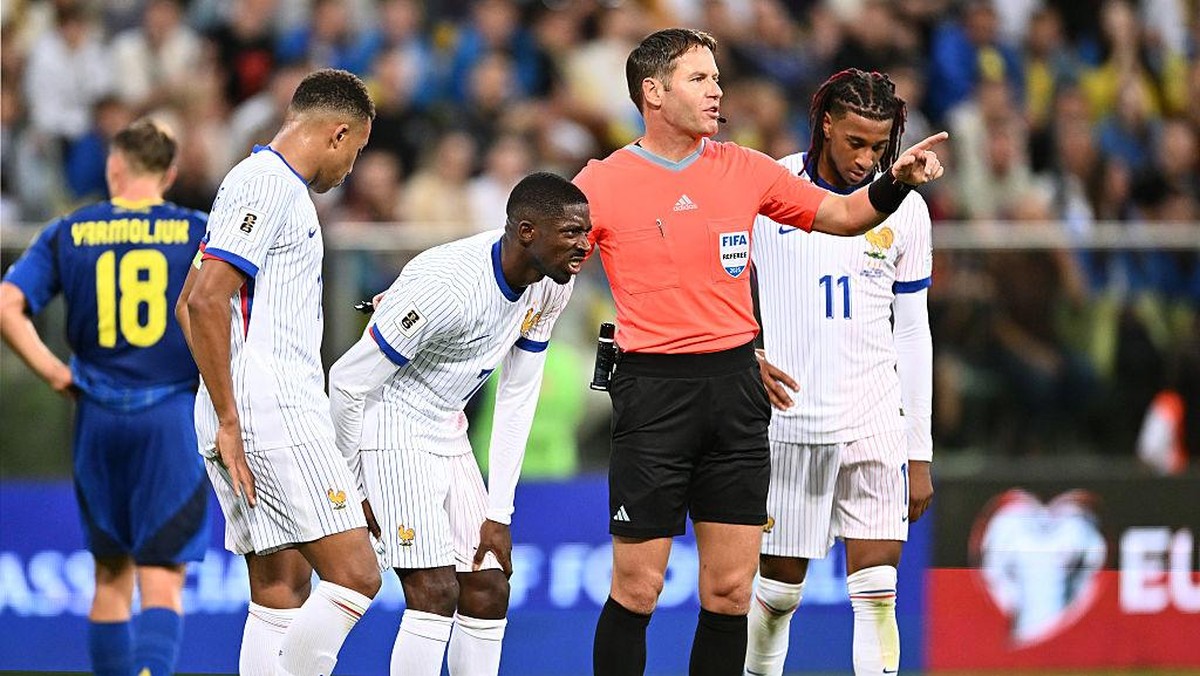 Dembele (kedua dari kiri) terlihat kesakitan memegang paha belakangnya saat melawan Ukraina. Foto: Getty Images/Mateusz Slodkowski