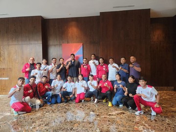 Skuad Timnas Hoki Indoor Indonesia berfoto bersama dengan medali emas SEA Games 2025.