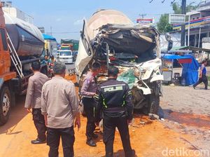Truk Mixer Tabrak Tronton di Exit Tol Karawang Barat