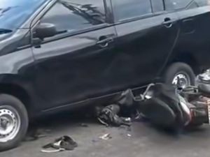 Kecelakaan Motor Vs Mobil di Terowongan MP Makassar, 2 Pelajar Luka Kecelakaan Motor Vs Mobil di Terowongan MP Makassar, 2 Pelajar Luka