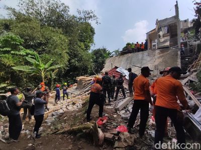 Foto-foto Runtuhnya Mushola di Bogor saat Maulid yang Tewaskan 3 Orang