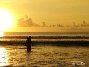 Pesona Pantai Kuta, Ikon Wisata Bali yang Selalu Ramai Pesona Pantai Kuta, Ikon Wisata Bali yang Selalu Ramai