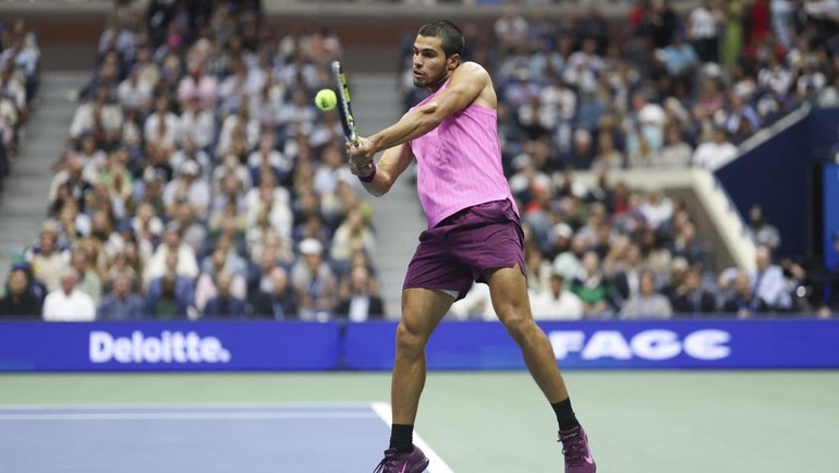 Alcaraz tampil garang dan mengakhiri perlawanan petenis nomor satu dunia itu dalam empat set dengan skor 6-2, 3-6, 6-1, 6-4. Pertandingan berlangsung intens selama 2 jam 42 menit, di mana Alcaraz memperlihatkan kekuatan servis dan agresivitas khasnya. Sebuah ace di gim terakhir memastikan kemenangan sekaligus gelar juara bagi petenis berusia 22 tahun tersebut. Reuters Connect/Mike Frey