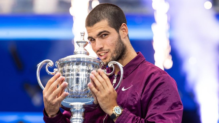 Petenis Spanyol itu sukses menaklukkan rival utamanya, Jannik Sinner, dalam final US Open 2025 di Arthur Ashe Stadium, Senin (8/9) dini hari WIB. Sorak-sorai penonton di Arthur Ashe Stadium pun pecah ketika Alcaraz mengangkat trofi, menandai kembalinya sang Raja Muda ke singgasana tenis dunia. Reuters Connect/Mike Frey