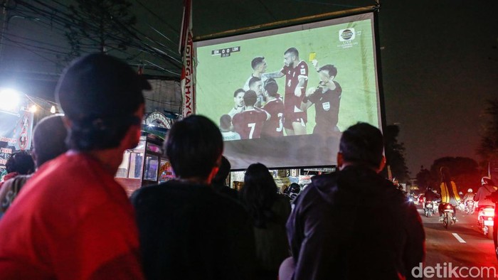 Antusias Warga Nobar Timnas vs Lebanon di Pasar Gembrong Sejumlah warga berkumpul menyaksikan laga Timnas Indonesia melawan Lebanon di Kawasan Pasar Gembrong, Jakarta, Senin (8/9/2025). Suasana meriah terlihat di sekitar lokasi meski pertandingan digelar jauh di Surabaya.