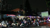 Antusiasme warga membuat sejumlah pengendara yang melintas ikut berhenti sejenak. Mereka memarkir kendaraan dengan tertib untuk ikut menyaksikan jalannya pertandingan.